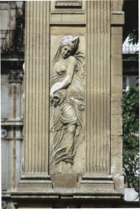 1313750-Jean_Goujon_nymphe_de_la_fontaine_des_Innocents