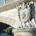 Le Pont des Invalides, isolé entre deux prestigieux voisins